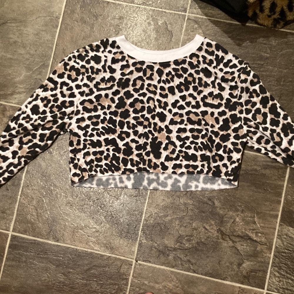 Long sleeve cheetah print cropped sweatshirt